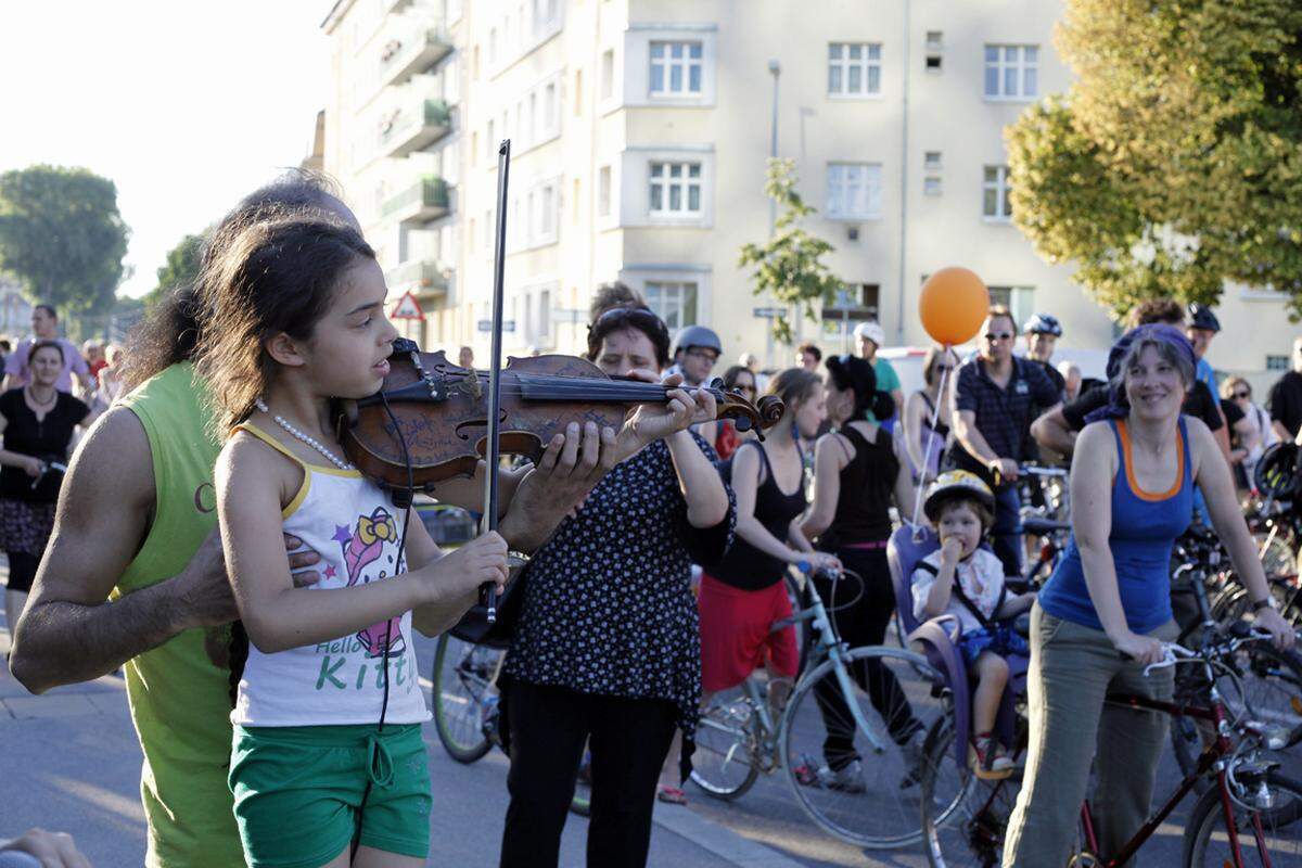 ... und Musiker säumten auch im zweiten Bezirk den Weg.