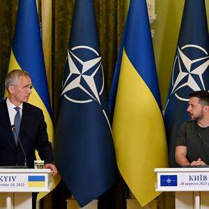 Nato-Generalsekretär Jens Stoltenberg ist mit dem ukrainischen Staatschef Wolodymyr Selenskij zu Gesprächen in Kiew zusammengetroffen.
