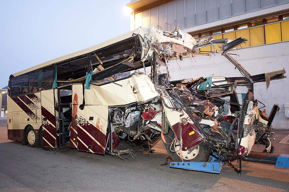 Bei einem schweren Verkehrsunfall im Schweizer Kanton Wallis sind am 13. März 28 Menschen ums Leben gekommen.