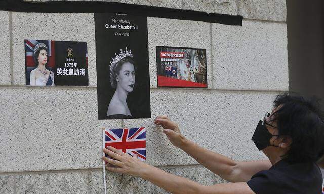 Trauer um Queen Elizabeth II. - Anteilnahme in Hongkong  September 12, 2022, HONG KONG, CHINA: A woman trying to stick s