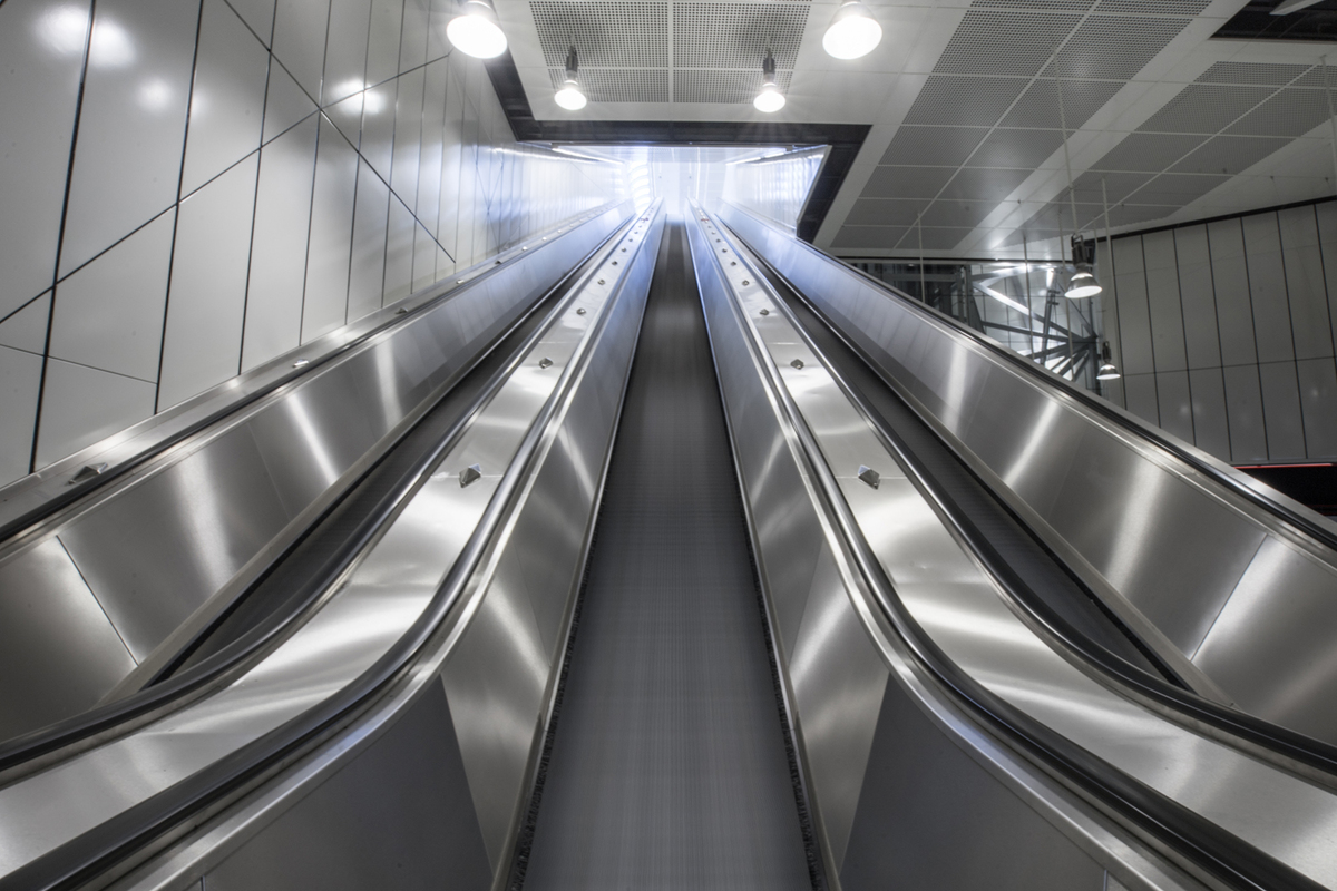 Station Troststraße. Drei Rolltreppen und zwei Aufzüge führen zur Oberfläche.