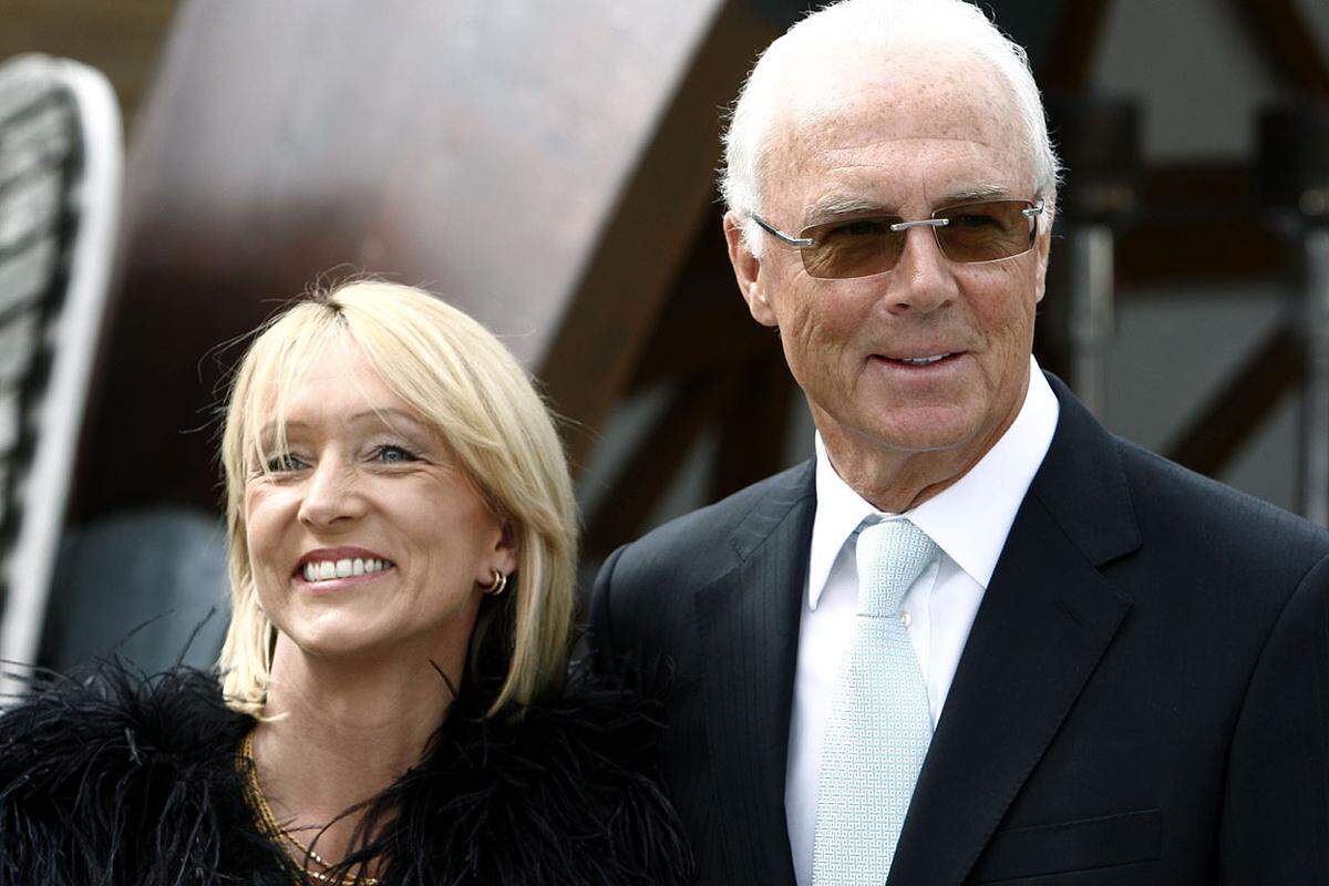 Auch die prominenten Gäste, darunter der Vizepraesident des Deutschen Fusballbundes Franz Beckenbauer (siehe Bild), Stephanie zu Guttenberg, Designer Werner Baldessarini und Willy Bogner sowie Felix Neureuther, Hilde Gerg und Martina Ertl-Renzl waren bereits eingetroffen.