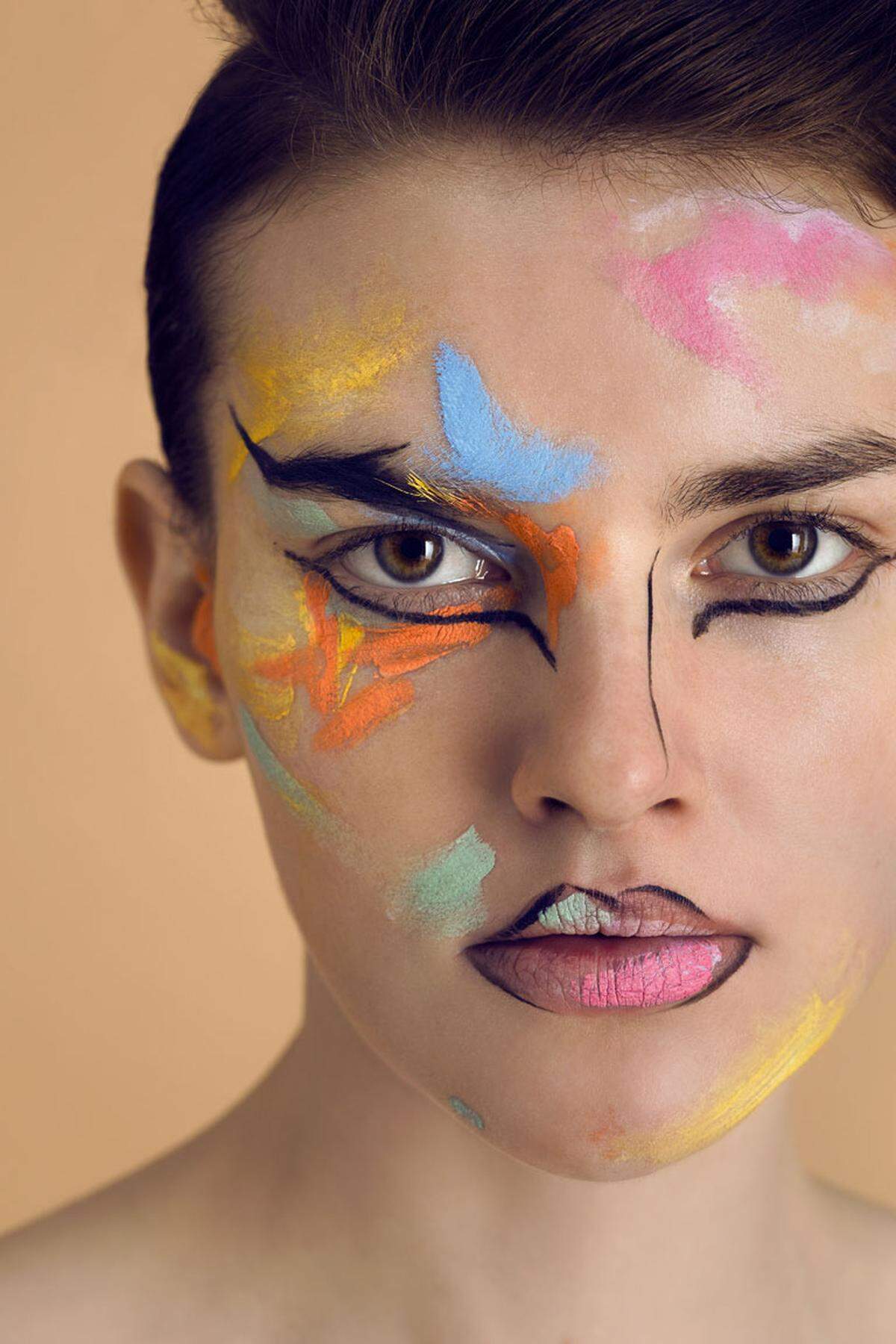 Inspiriert von Henri Matisse wurde das Gesicht des Models mit Korrekturfarben bemalt. Diese werden normalerweise verwendet, um die Farben der Haut auszugleichen. Violett gegen gelbe Flecken, Orange gegen Augenringe und Grün gegen Rötungen.