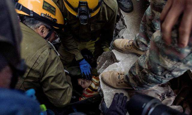 Verzweifelte Suche nach Überlebenden. In der Stadt Kahramanmaraş bargen israelische Soldaten ein 14-jähriges Mädchen. 