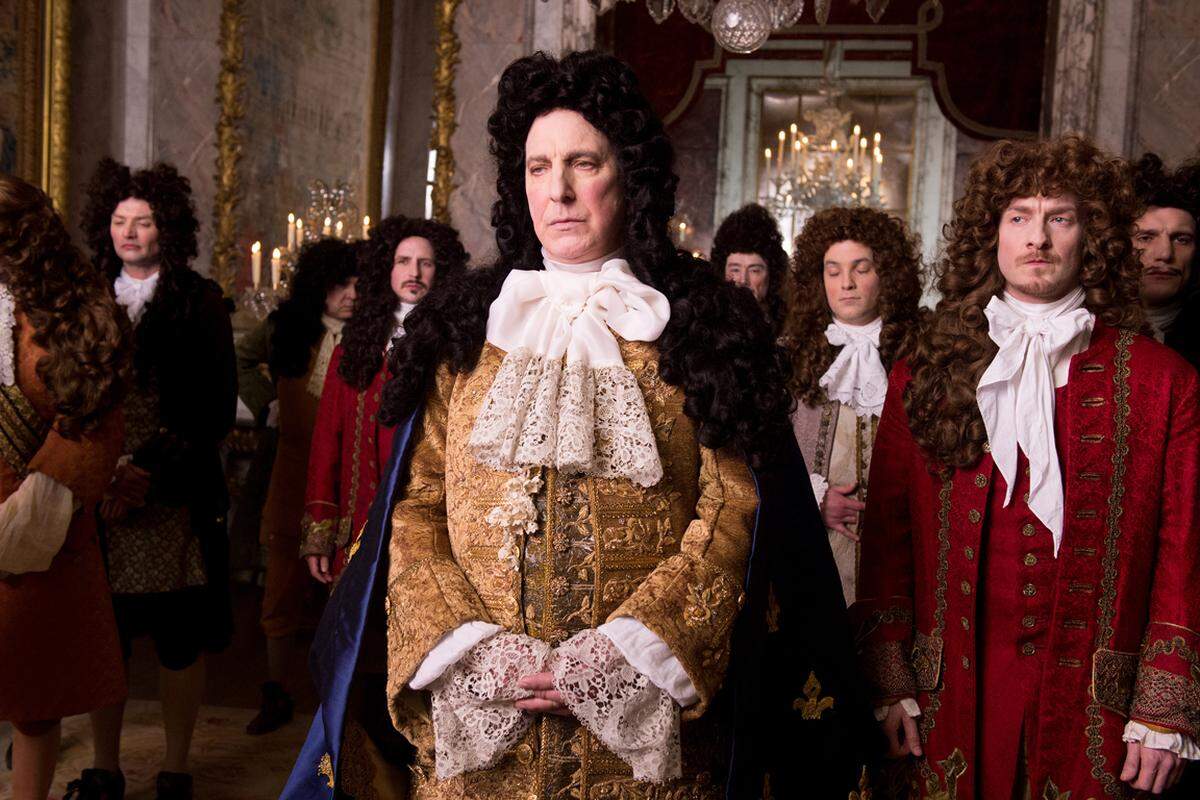 Sein letzter Film, bei dem er auch Regie führte, ist "Die Gärtnerin von Versailles" (2014) . Der Film spielt in den königlichen Gärten von Versailles zur Zeit Ludwig des 14. Den Sonnenkönig verkörpert Alan Rickman. Golden Globes oder gar einen Oscar bekam der Brite nie für seine Arbeit, aber als Charakterdarsteller hat er sich einen Platz in der Filmgeschichte erarbeitet.