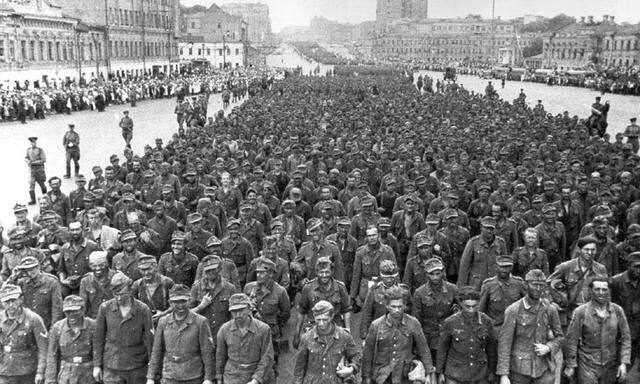 57.000 deutsche Gefangene marschieren durch Moskau
