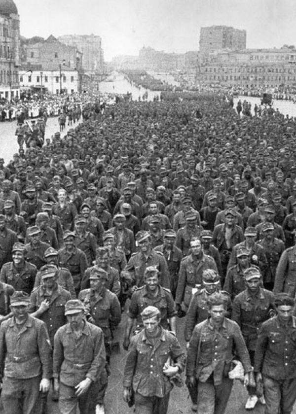 57.000 deutsche Gefangene marschieren im Juli 1944 durch Moskau.