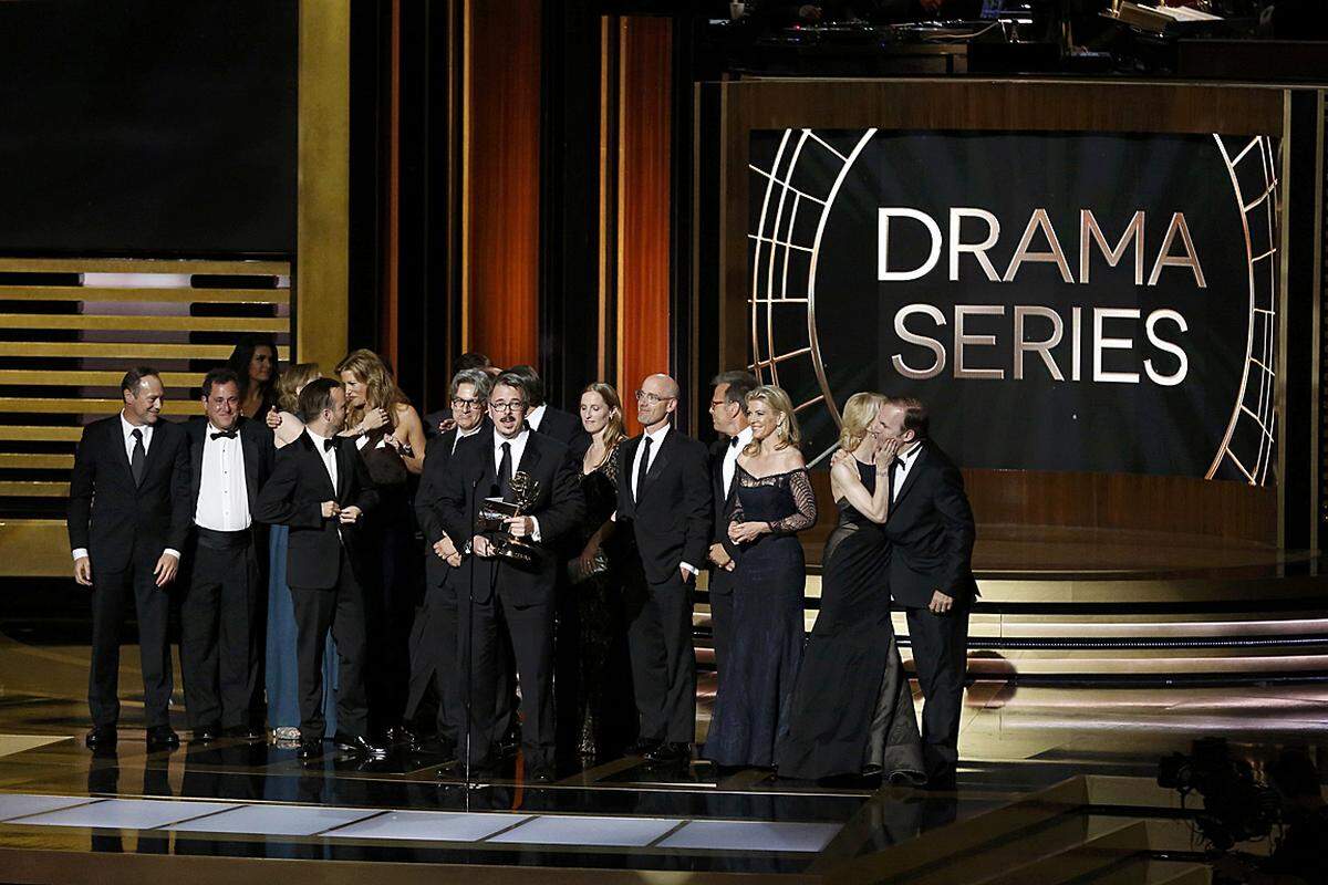 Die Serie "Breaking Bad" ist der große Gewinner der 66. Primetime Emmy Awards. Gleich sechs Trophäen gingen an die fünfte und letzte Staffel über einen Chemielehrer, der zum Drogenbaron aufsteigt. Darunter der wichtigste Preis des Abends, der Emmy für die beste Dramaserie. Auch das Drehbuch und die Kameraführung wurden ausgezeichnet. Insgesamt war "Breaking Bad" 16 Mal nominiert.