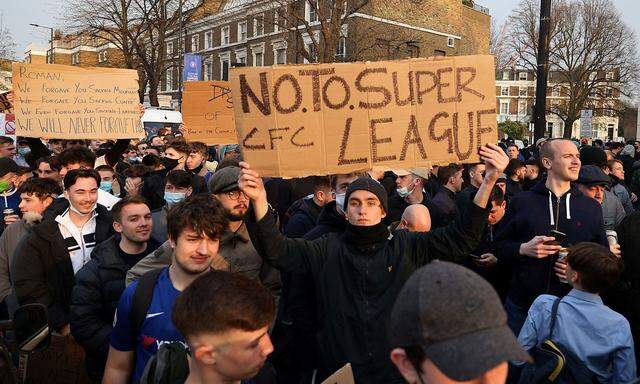 Chelsea-Fans mit Plakaten gegen die Super League