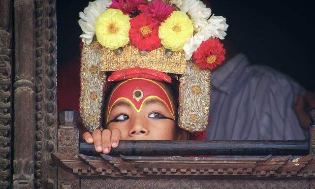Die nepalesischen „Kumari“ sind Kindgöttinnen, die meist abgeschottet leben und verehrt werden.