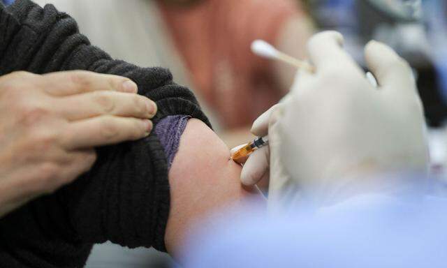 China hat erstmals Zweifel an der Wirksamkeit der eigenen Impfstoffe geäußert.