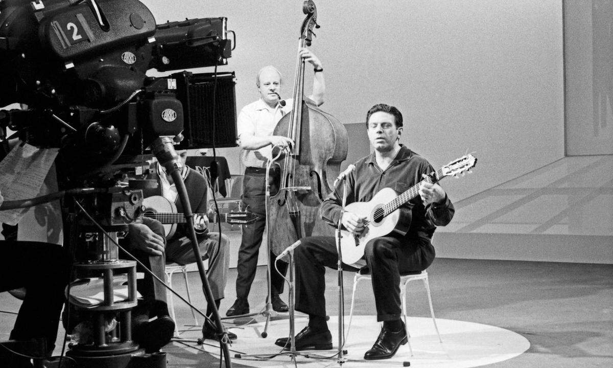 Der in Wien geborene US-Schauspieler und Folk-Musiker Theodore Bikel musste 1938 mit seiner Familie vor dem Nazi-Terror flüchten und machte in den USA eine doppelte Karriere als Schauspieler und Folksänger. 1959 wurde er für "Flucht in Ketten" für den Oscar nominiert. Bei der Uraufführung des Broadway-Musicals "The Sound of Music", das die Geschichte der Trapp-Familie aus Salzburg erzählt und in den USA bis heute ein Publikumshit ist, spielte der Künstler den Captain Georg von Trapp. Bikel war viermal verheiratet.