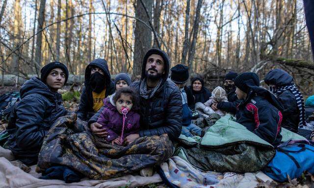 Eine kurdische Familie nahe der polnisch-russischen Grenze, aufgenommen im November 2021.
