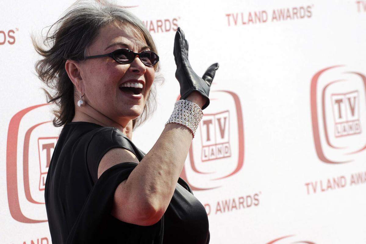 Die US-Schauspielerin Roseanne Barr wird den diesjährigen Life Ball besuchen. Die 62-jährige Stand-up-Komikerin wird am 15. Mai mit dem Flieger aus New York in Wien landen.  Barr wurde Ende der 1980er-Jahre an der Seite von John Goodmann mit der Sitcom "Roseanne" weltberühmt. Dafür wurde sie mit dem "Emmy" und "Golden Globe" ausgezeichnet. Erst kürzlich berichtete sie in einem Interview über ihre Augenkrankheit. Sie leidet unter Grünem Star und Makuladegeneration, dadurch verliert die Schauspielerin ihre Sehkraft.