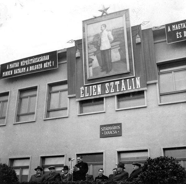 Und hier wird die neue Stadt Sztálinváros offiziell Sztálinváros getauft. Anfang der 1960er Jahre wurde die Stadt in Dunaújváros umgetauft. Die Stalinstraße heißt heute Vasmű utca (Stahlwerkstraße).