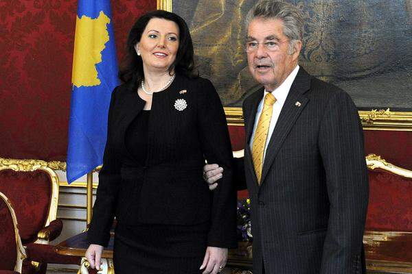 Diese Frau ist Staatsoberhaupt eines Staates, der erst von etwa 100 der 193 UN-Staaten anerkannt wird. Atifete Jahjaga (im Bild mit Bundespräsident Heinz Fischer in der Hofburg im Juni 2013) studierte in den USA und in Großbritannien und war seit 2000 in verschiedenen Polizeiämtern im Kosovo tätig. Im April 2011 wurde sie vom Parlament zur Präsidentin gewählt. Der Kosovo ist kein kein UN-Mitglied. Jahjaga wäre dann die 20. Staatschefin.