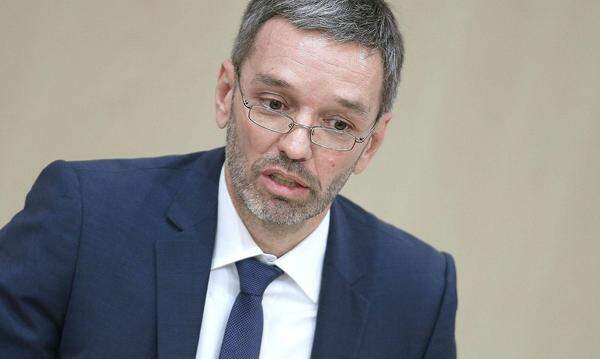 Die FPÖ hat das Innenministerium als Koalitionsbedingung ausgegeben. Generalsekretär Herbert Kickl wird gegenüber der "Presse" als potenzieller Ressortchef genannt. Bisher tauchte sein Name eher im Zusammenhang mit dem Sozialministerium auf.
