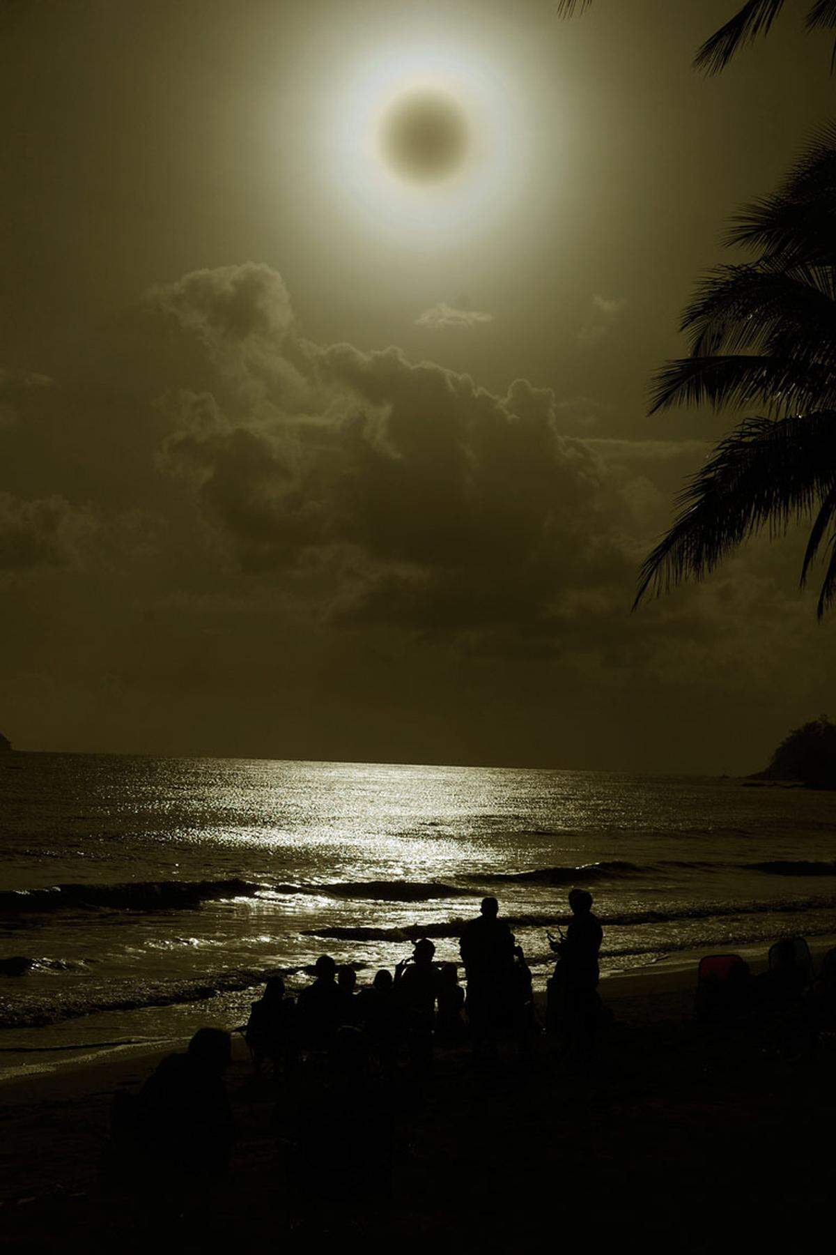 Die zuvor von Meteorologen vorausgesagte Bewölkung blieb größtenteils aus. Der Schattenbereich der Finsternis war 150 Kilometer breit.Bild: Ellis Beach