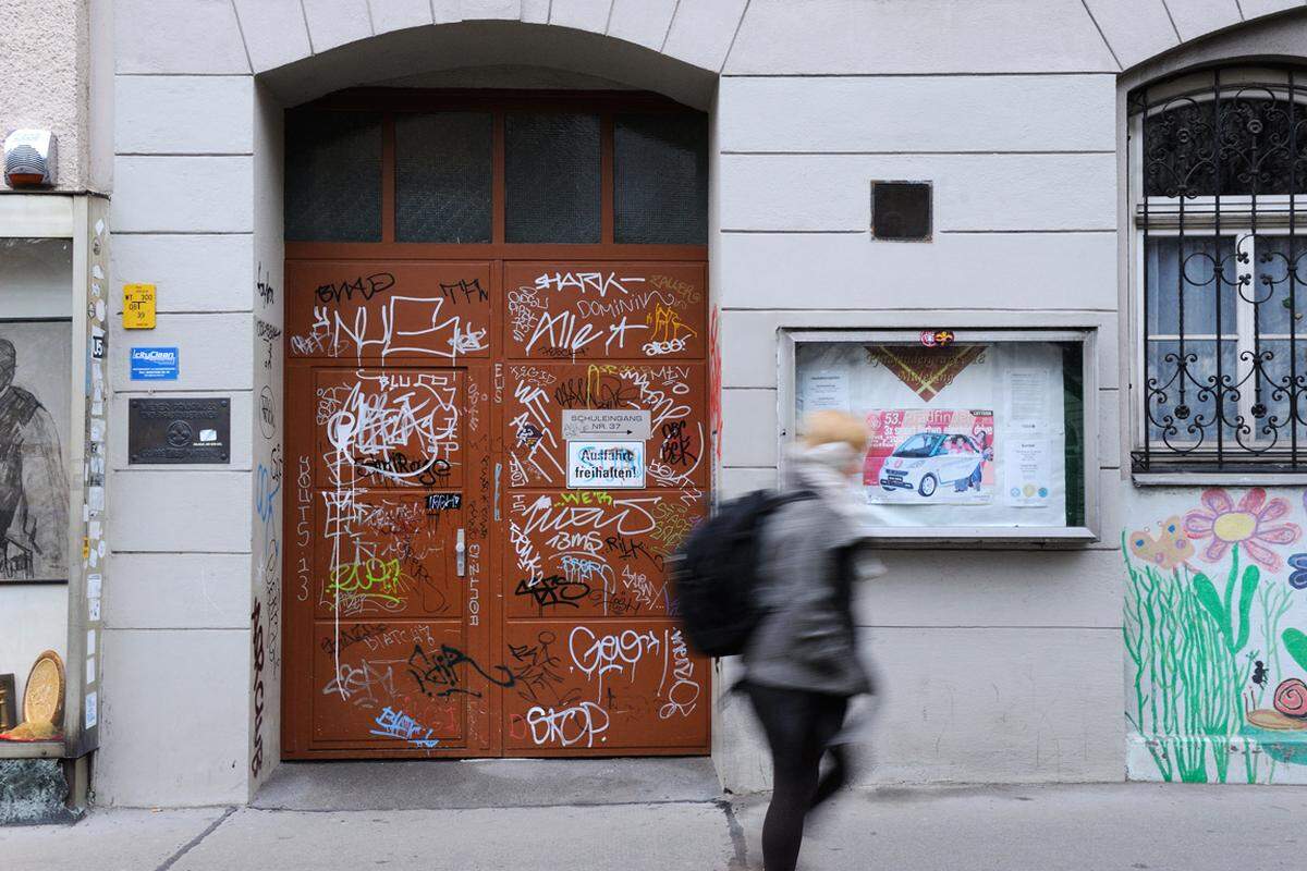 Wien hat ein Problem mit Graffiti-Sprayern. Besonders in den jungen, angesagten Bezirken, dort, wo Kunst und Kreativität besonders geliebt werden, reiht sich Geschmiere an Geschmiere.