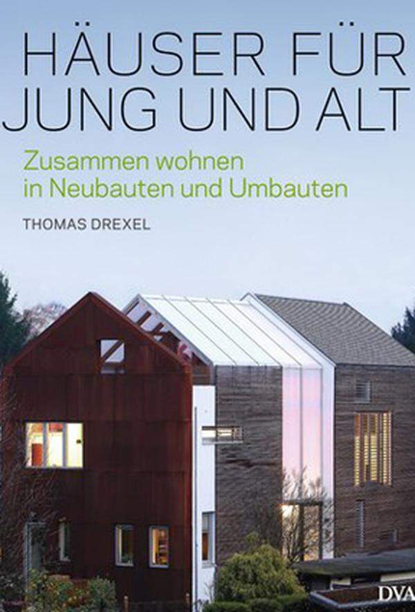 In seinem Buch "Häuser für Jung und Alt" stellt Thoms Drexel 24 gelungene Lösungen für Mehrgenerationenhäuser vor. Dabei handelt es sich um »mitwachsende« Familienhäuser, die auf alle Lebensumstände vorbereitet sind: Großeltern, die Kinder betreuen; ein pflegebedürftiges Elternteil oder der eigene Ruhestand der Bauherren. Wie man für solche und andere Situationen vorausschauend und flexibel plant, architektonisch ansprechend und zu vertretbaren Kosten, erklärt der Autor praxisnah. Wichtige Stichworte sind dabei das Wahren der Privatsphäre beim gemeinsamen Wohnen und praktische Aspekte wie barrierefreie und behindertengerechte Planung sowie flexible Grundrisse. www.randomhouse.de