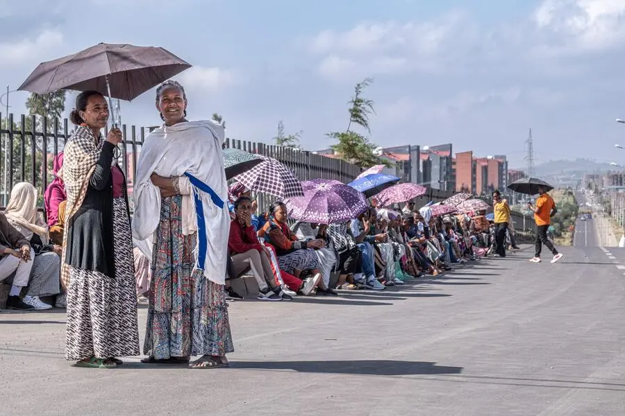 <strong>1. Juni. </strong>In Äthiopien haben die Parlamentswahlen begonnen. Das Bild zeigt Wählerinnen und Wähler vor dem Wahllokal Beshale Katla in Addis Abeba.