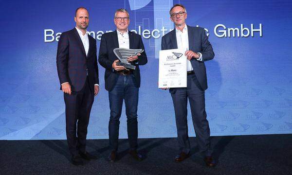 Auszeichnung 1. Platz International tätige Unternehmen für die Bachmann electronic GmbH (v.l.): Wirtschaftslandesrat Marco Tittler, Bachmann electronic-CMO-Gabriel Schwanzer und PwC-CEO Rudolf Krickl.