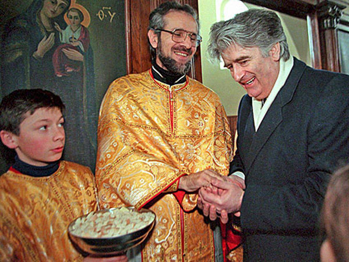 Nach späteren Angaben seiner Frau Ljiljana soll Karadzic sich 2004 für eine ärztliche Behandlung in Belgrad aufgehalten haben. Immer wieder gibt es Gerüchte, wonach sich Karadzic in serbisch-orthodoxen Klöstern, vor allem in Montenegro, verstecke. Die serbische Kirche weist dies stets zurück.