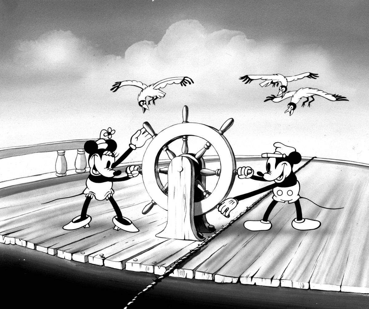In seinen 90 Lebensjahren wandelte sich Micky Maus (im englischen Original: Mickey Mouse) stark. Und das nicht nur optisch: Als er 1928 im ersten Animationsfilm mit Ton zu sehen war („Steamboat Willie“), sah man noch wenig vom späteren Kindchenschema. Micky war ein mehr als frecher Matrose in kurzer Hose - und sah auch so aus. Er knutsche mit Freundin Minnie am Dampfschiff herum, ignorierte die Order des Kapitäns (Kater Karlo) und zeigte außerdem einen Hang zur Tierquälerei. 