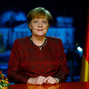 Eine festlich gestimmte Angela Merkel bei ihrer mittlerweile 13. Neujahrsansprache aus dem Kanzleramt. Sie redete ihren Landsleuten ins Gewissen – vor allem den sozialdemokratischen. Bis Ostern – mehr als ein halbes Jahr nach der Wahl – müsse die Regierung stehen, mahnte CSU-Chef Horst Seehofer.