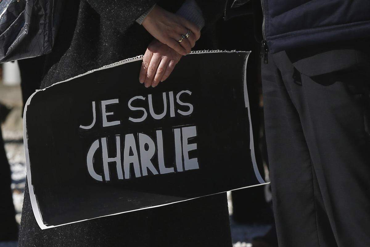 Japaner und ansässige Franzosen zeigten sich mit "Je suis Charlie"-Plakaten vor der französischen Botschaft in Tokio solidarisch.