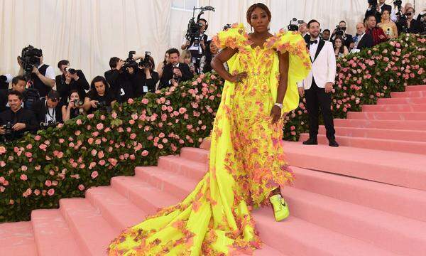Als eine der Gastgeberinnen der Met Gala 2019 trug Serena Williams eine Abendrobe von Versace zu Nike-Sneakers von Virgil Abloh.