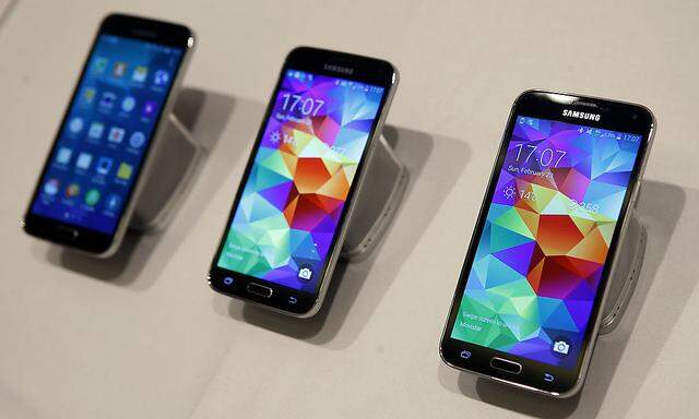 New Samsung Galaxy S5 smartphones are seen on a display at the Mobile World Congress in Barcelona
