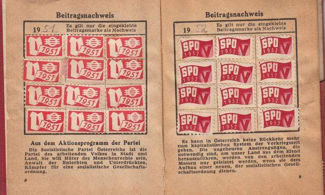 Im historischen Parteibuch der SPÖ wurden für bezahlte Mitgliedsbeiträge Marken eingeklebt.