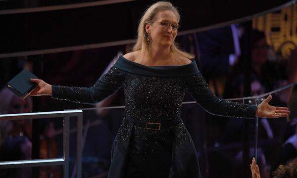 Die von Trump als "absolut überbewertet" bezeichnete Meryl Streep begrüßte Kimmel mit einem besonderen Applaus. Die anwesenden Stars gaben ihr spontan stehende Ovationen. Den Siegern riet Kimmel, sich zu freuen, schließlich bekämen sie die Chance, dass der Präsident "in Großbuchstaben über sie twittert, wenn er morgen Früh um 5 Uhr Verdauungsprobleme hat". In den Dankesreden und Oscar-Präsentationen blieb die Politik großteils unbeachtet.