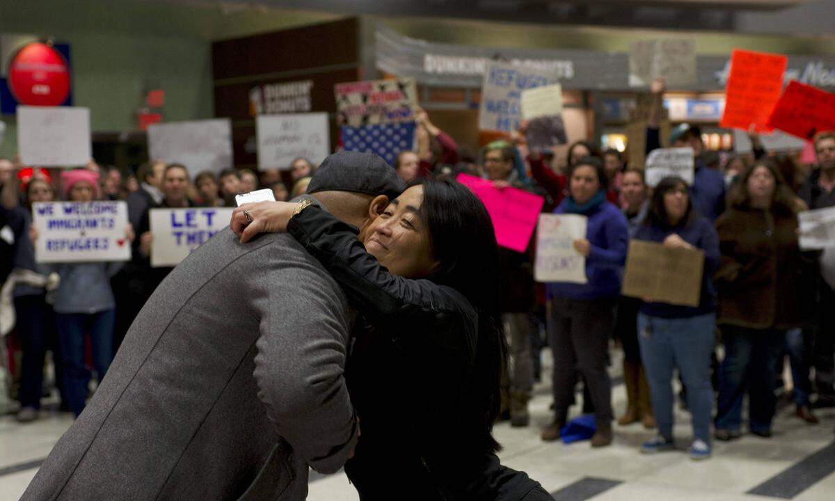 Die Stimmung am New Yorker Flughafen blieb friedlich, viele Demonstranten hatten selbstgemalte Schilder mit Aufschriften wie "Schluss mit dem Muslim-Bann" oder "Niemals wieder ist heute" mit Blick auf die Deportation von Juden im Zweiten Weltkrieg dabei.