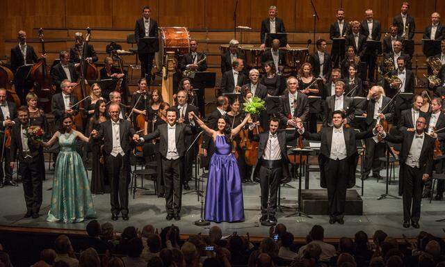 Angela Gheorghiu (im violetten Kleid).