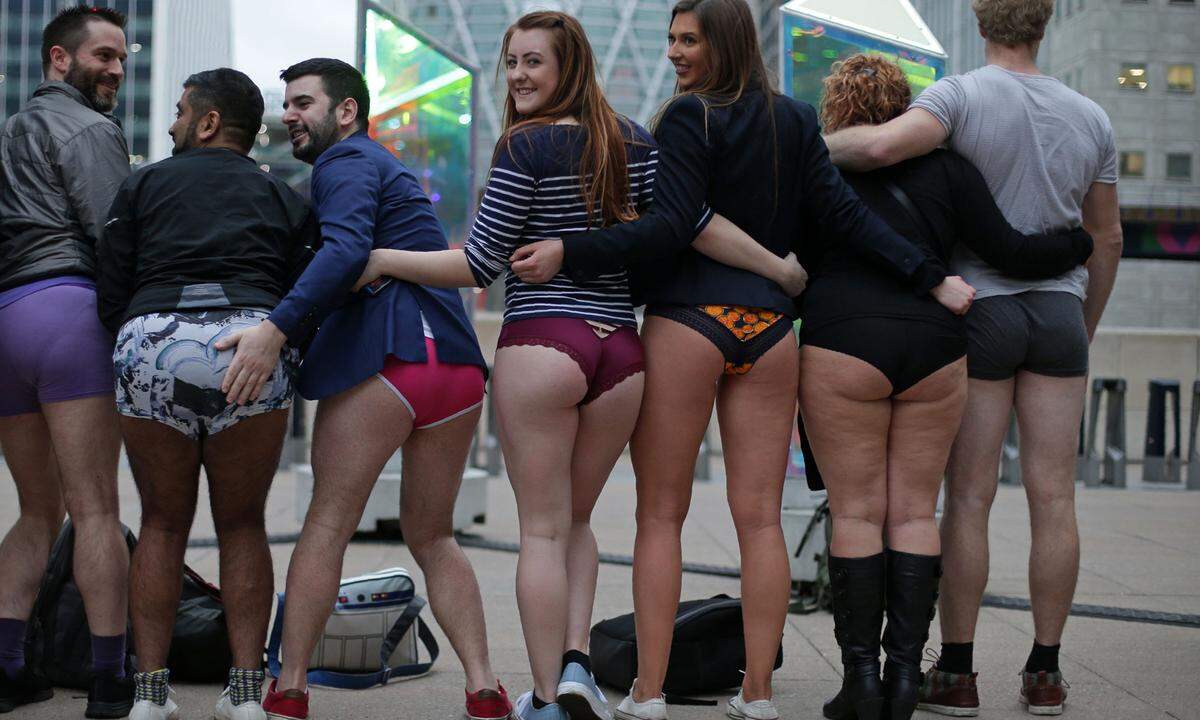 Auch in London trotze man den tiefen Temperatur und zeigte Unterhosen und Humor. Dort heißt das Event übrigens "No Trousers On The Tube Day".