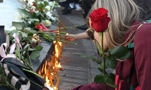 Blumen und Kerzen für die Opfer. Serbien wurde innerhalb von zwei Tagen von zwei Amoktaten erschüttert. 