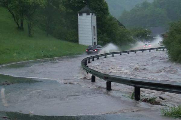 Freitag, 12 Uhr. Autos überqueren eine überflutete Straße am Freitag, 16. Mai 2014, im Bezirk Baden.