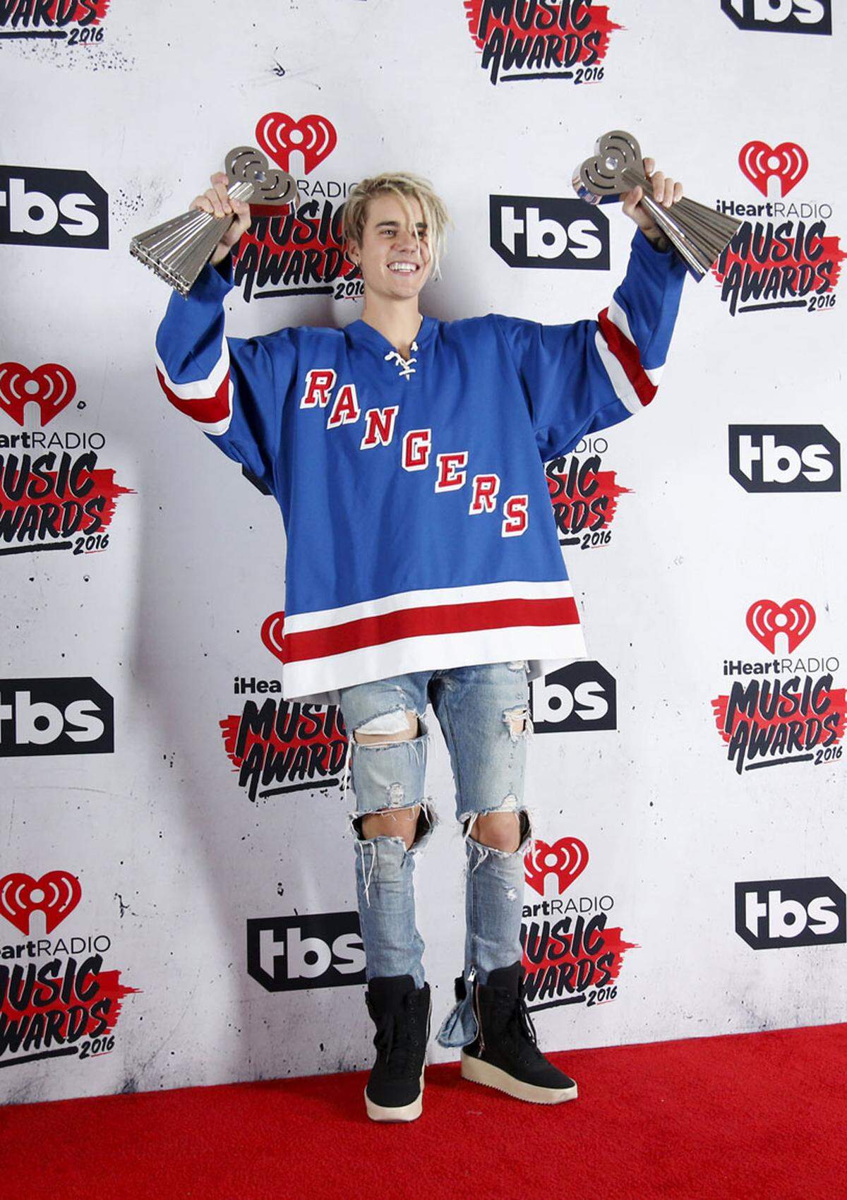 Justin Bieber freute sich über seine Awards, sein Outfit war aber nicht preisverdächtig.