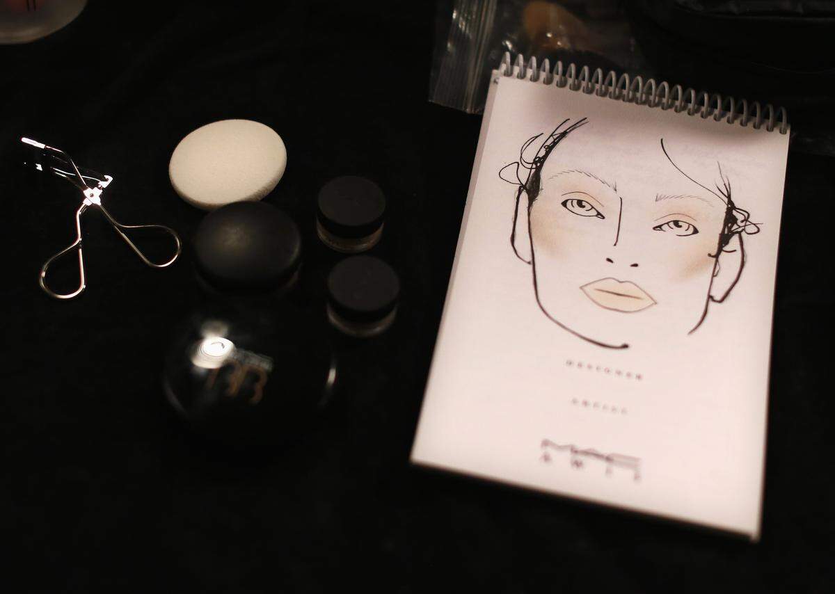 "Vorgezeichnet" werden die verwendeten Produkte von den Make-up Artists auf einem Blatt Papier, wie hier bei Theyskens Theory.