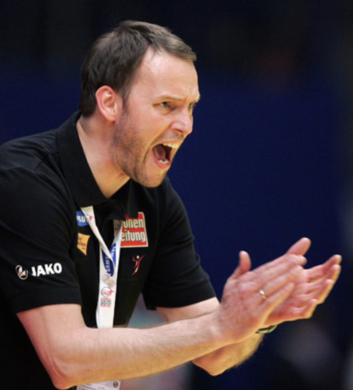 "Das war sehr, sehr bitter. Wir haben unglaublich gut gespielt, das war mit Abstand unser bestes Spiel. Wir haben natürlich Fehler gemacht, aber wir haben super gekämpft. Das war sehr, sehr bitter, die (Schiedsrichter, Anm.) haben uns einfach verarscht. Die waren unheimlich arrogant, die haben versucht, uns für jede Kleinigkeit zu bestrafen. Die wollten unbedingt für die große Nationen pfeifen. Wir hätten mindestens einen Punkt verdient, denn wir waren sicher nicht die schlechtere Mannschaft. Doch wir haben heute sieben gegen neun gespielt."