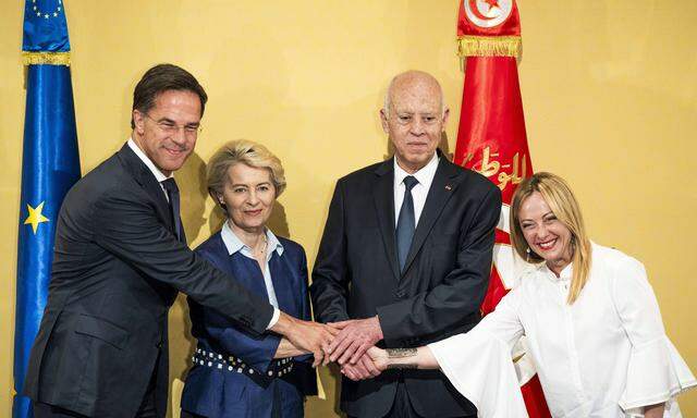 Der tunesische Präsident Saied führt ein zusehends autokratisches Regime. Der Migrationsdruck bringt die EU und ihre Spitzen (hier: die Regierungschefs der Niederlande und Italiens, Rutte und Meloni, sowie Kommissionschefin von der Leyen) dazu, zu seiner Missachtung der Menschenrechte zu schweigen.