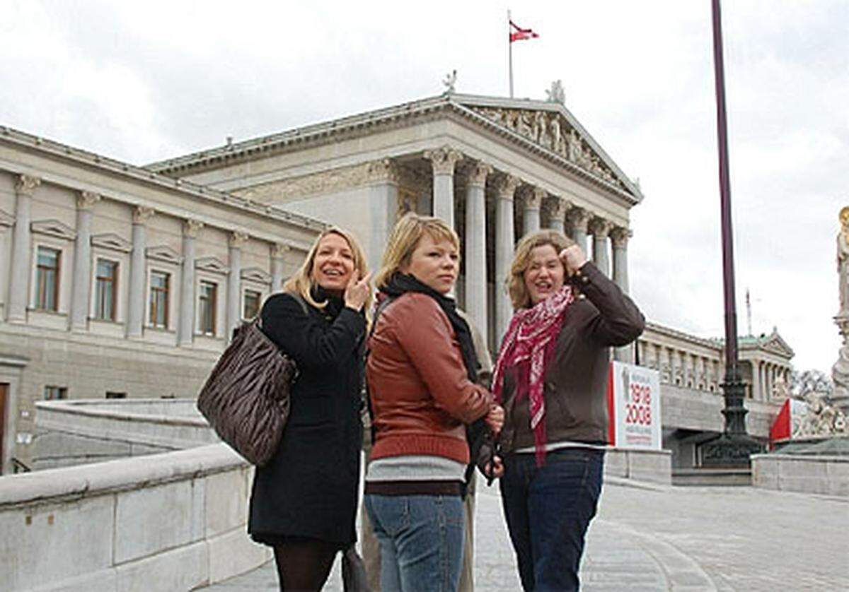 Auch die Damen aus dem "Schaufenster", das am Freitag der "Presse" beigelegt ist, waren bei der "Demonstration" vor dem Parlament vertreten.
