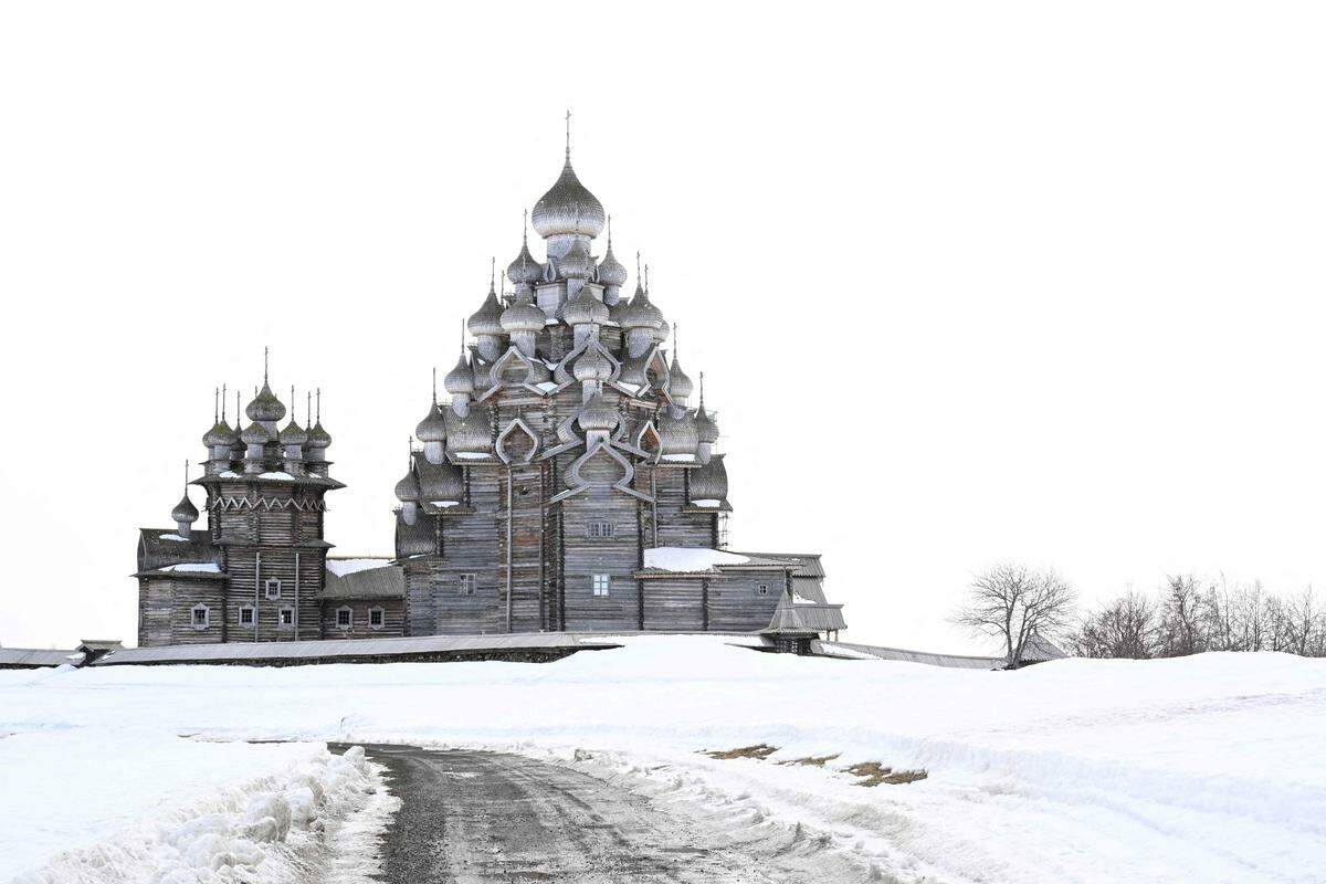 10. März. Die eingeschneite Holzkirche von Kischi im Onegasee in Karelien, im Nordosten Russlands.