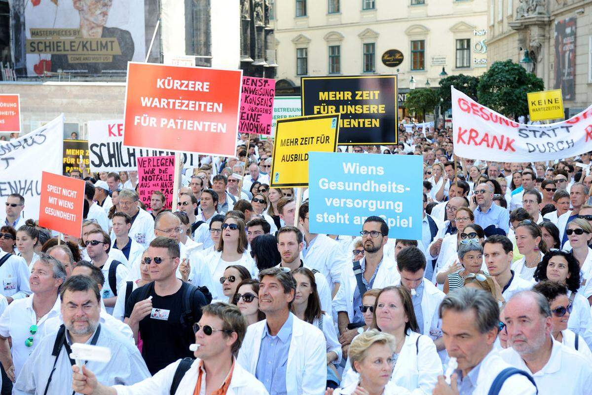 So weiß sieht man die Innenstadt (im Sommer) selten: 2000 Ärzte sind am Vormittagauf die Straße gegangen, um - unter anderem - "mehr Zeit für unsere Patienten" zu fordern.