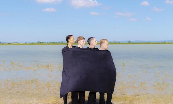 „Don’t Play With The Rich Kids“ heißt das neue Album von Ja, Panik. Es erscheint am 2. 2.