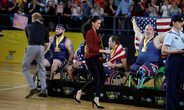 Die siegreichen US-Athleten konnten sich danach über ihre Goldmedaille aus den Händen der Herzöge von Sussex freuen. Die Invictus Games, eine von Harry mit ins Leben gerufene Sportveranstaltung für kriegsversehrte Soldaten, ging am 27. Oktober in Sydney zu Ende. Ihr legeres Outfit kommt von Scanlan Theodore.