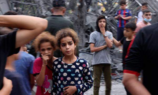 Palästinenser nach einem israelischen Luftangriff auf das Flüchtlingslager Rafah im südlichen Gazastreifen. Die Zahl der Binnenflüchtlinge im Gazastreifen sind seit dem Überfall der Hamas auf Israel und den darauf folgenden Gegenangriffen Israels auf 1,4 Millionen Menschen - bei 2,4 Millionen Einwohnern - gestiegen, so die UNO.
