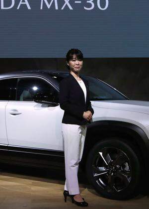 Selten genug steht in Japan eine Frau auf der Bühne, jedenfalls als Projektleiterin für eine neue Baureihe: Tomiko Takeuchi zeigt Mazdas erstes BEV, den MX-30.